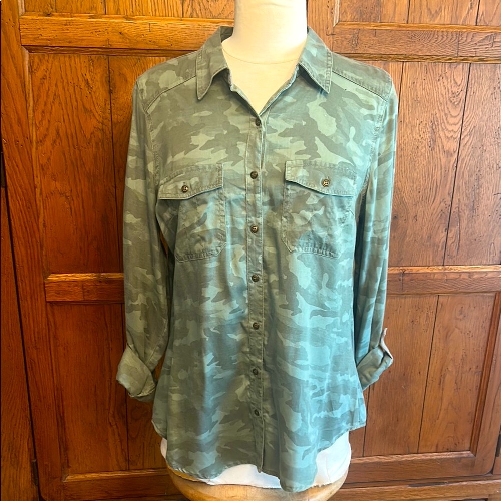 Maurices⭐️NWT Green Camo Button-Up Shirt with Roll Up or Down Sleeves Size M